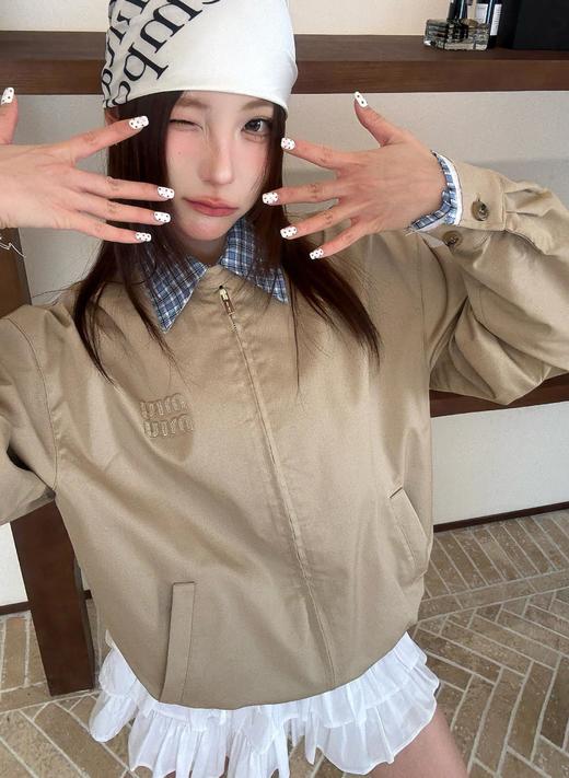 【顶顶好的】Miu Miu缪缪 25Fw 贴布绣格纹假两件夹克外套 定织定染高支数斜纹纺织面料 质感满满 时髦尖子生早秋搭配！复古又时髦 不用费心搭配 一件穿出叠穿高级感~ 商品图4
