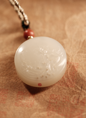 【精工镂空雕刻和田玉香囊】器悟雅玩