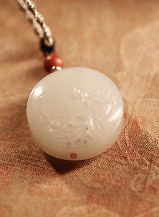 【精工镂空雕刻和田玉香囊】器悟雅玩 商品图0