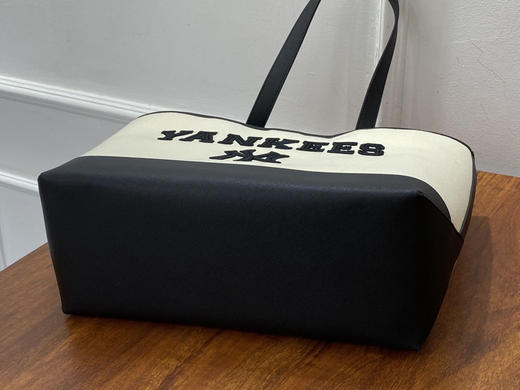 MLB 洋基队 字母LOGO款休闲风 大托特包 手拎大容量包

贸易公司给的一批出口韩国的货，全部正品，全部纸箱发货，原透明袋包装

原价169000韩元，国内专柜基本都是断货状态 商品图10