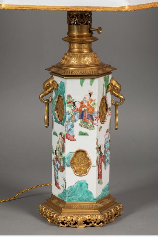 独角鹿西洋古董19世纪法国铸铜名坊Susse Freres签名出品象首祥纹铜鎏金精雕底座装饰东方人物主题中国粉彩瓷瓶台灯一对 商品图3