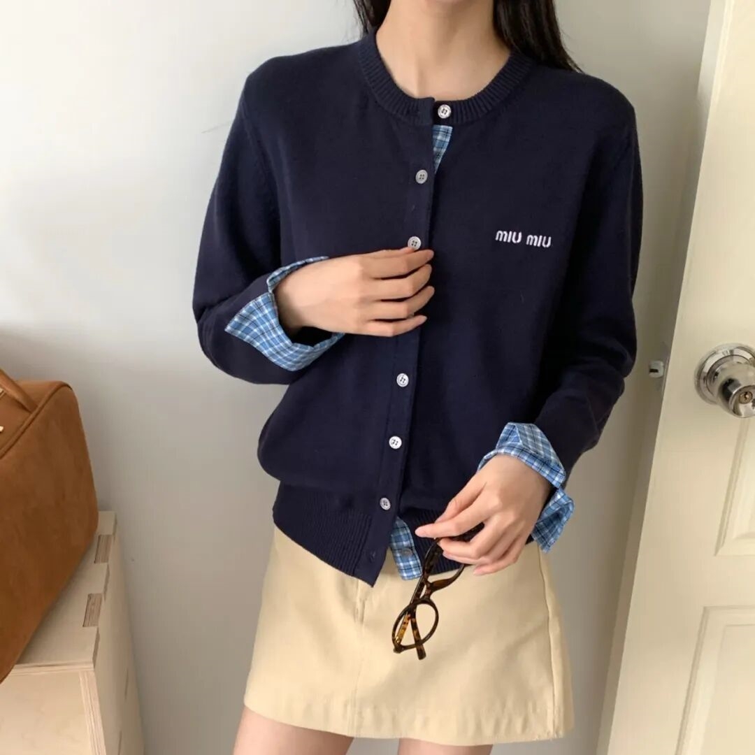 缪系 超美假两件刺绣标小开衫，慵懒宽松精仿羊毛面料针织圆领女士学院风针织小外套