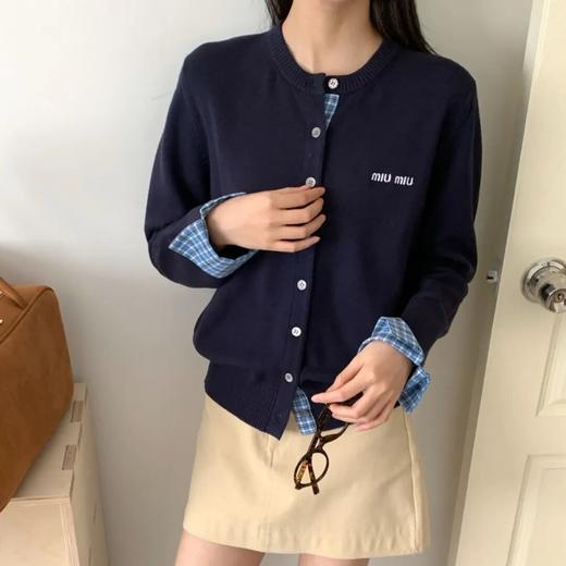 缪系 超美假两件刺绣标小开衫，慵懒宽松精仿羊毛面料针织圆领女士学院风针织小外套 商品图0