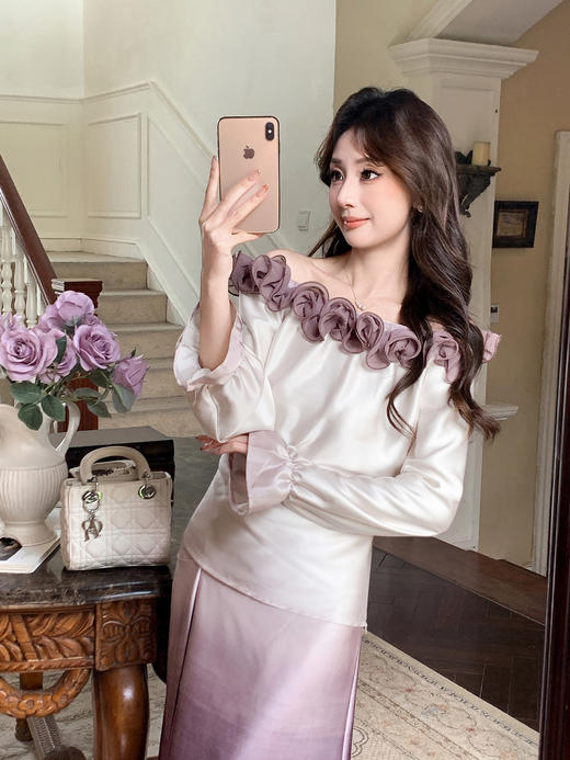 张心子【甜心月神】撞色立体花一字肩缎面衬衫上衣 U2509004 商品图9