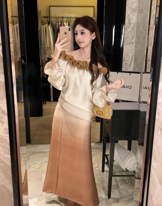 张心子【甜心月神】撞色立体花一字肩缎面衬衫上衣 U2509004 商品图10