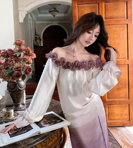 张心子【甜心月神】撞色立体花一字肩缎面衬衫上衣 U2509004 商品图1