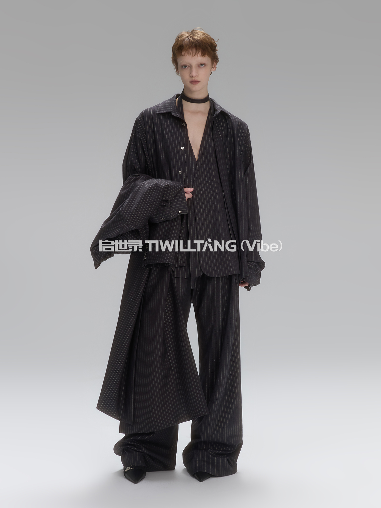 启世录TIWILLTANG“虚澜枕梦”低调奢华条纹贴袋无领西装套装