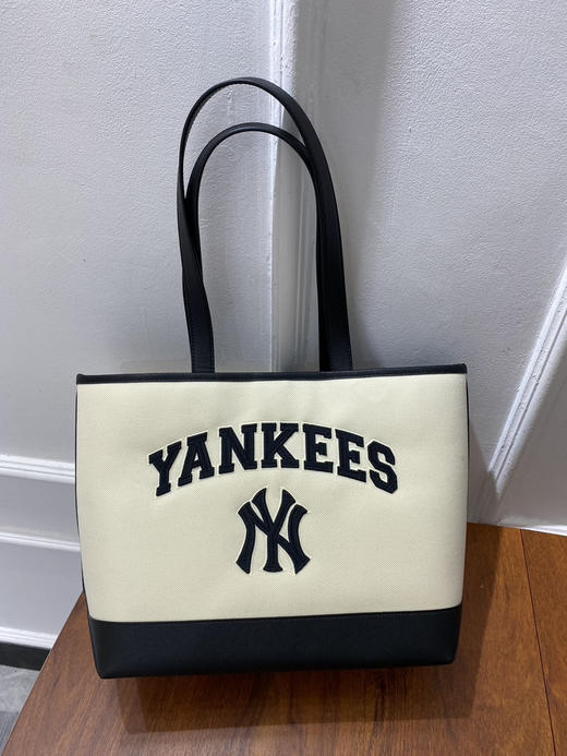 MLB 洋基队 字母LOGO款休闲风 大托特包 手拎大容量包

贸易公司给的一批出口韩国的货，全部正品，全部纸箱发货，原透明袋包装

原价169000韩元，国内专柜基本都是断货状态 商品图1