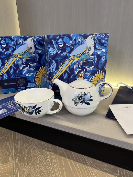 出口台湾正品LEXUS × Daniel Wong 神鸟蓝鹊茶具套装：藏于骨瓷的雅致与格调; 正品全新带礼盒，一壶一杯一碟三件套，承包独处时的饮茶仪式感。 商品图3