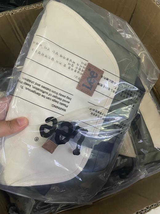 原单Lee时尚潮流斜挎包男女背包 户外休闲单肩包 大容量通勤邮差包 商品图6