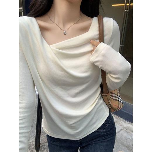 👉初秋风起时，【AVann不规则一字斜肩长袖褶皱收腰露肩上衣7743🌻】 🔺不规则剪裁 + 斜肩露肩 + 褶皱收腰 = 一件集个性、💥小性感与显瘦于一体的上衣。  商品图4