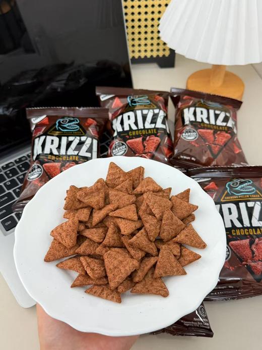 【KRIZZI巧克力夹心三角脆】 💰淘宝价：64￥/包！！ 💰团购价：29.9￥/5包【立省35】 一口沦陷的宝藏小零食🍫 浓郁可可香裹着酥脆小饼干，非油炸配方超健康～ ✨ 0反式脂肪 ！ 商品图5