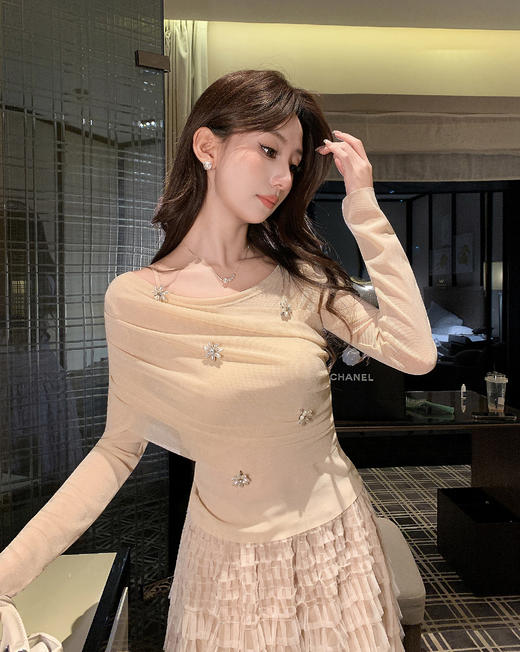 张心子【雾都晚宴】名媛优雅气质闪闪香槟斜肩上衣 U2509003 商品图3