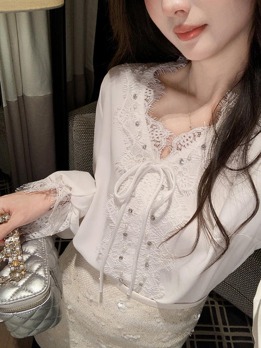 张心子【月光奏鸣】V领蕾丝系带通勤百搭气质衬衫上衣 U2509010 商品图3