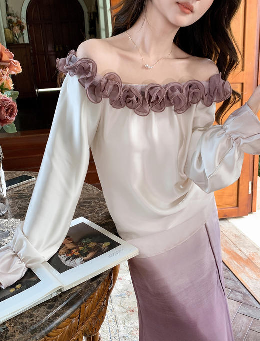 张心子【甜心月神】撞色立体花一字肩缎面衬衫上衣 U2509004 商品图2