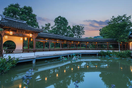 小红书| ￥999起/连住2晚！乘船而入避世隐居【蠡山沄居汤泉度假村】，修业房+双早+简餐，汉服秀萌宠喂养，冷泉体验，美拍垂钓！另有单晚或别墅家庭房可选！ 商品图1