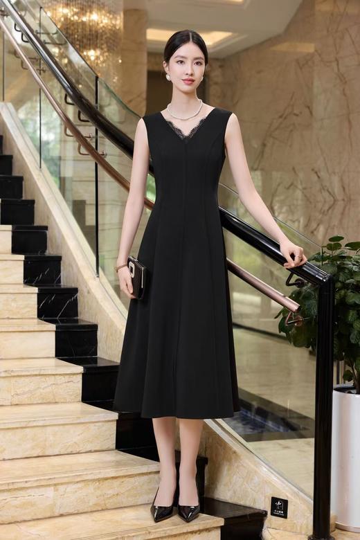 SZ3S69 漆黑色 V领无袖连衣裙 面料手感Q弹软糯 修身版型勾勒优美身材曲线 无袖裁得清风入怀 领间蕾丝缠作云缕 恰如烟霞绕峰 裙身收束如春水萦岸 裙摆漾开若碧潭皱波 商品图0