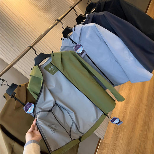 户外猛货!线下3K+!2025防风防水抗撕裂秋冬新款休闲冲锋连帽夹克外套男款！ 商品图3