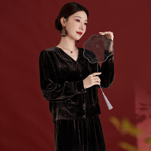 QS新中式休闲真丝丝绒v领设计感100桑蚕丝小衫女25秋装新款长袖上衣 商品图0