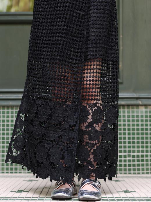 TYNVIE 黑色花卉钩针蕾丝拼接开衩长裙 商品图5