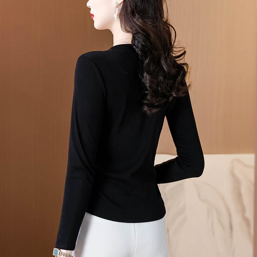 KQL 355H8105纯色V领刺绣长袖T恤时尚修身显瘦上衣 商品图3