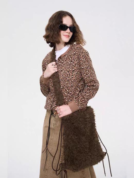 local tag/It24awk32/小狗的房间毛绒包 双面抽绳可调节斜跨单肩 商品图1