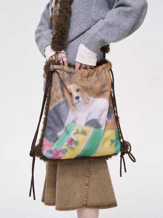 local tag/It24awk32/小狗的房间毛绒包 双面抽绳可调节斜跨单肩 商品图0