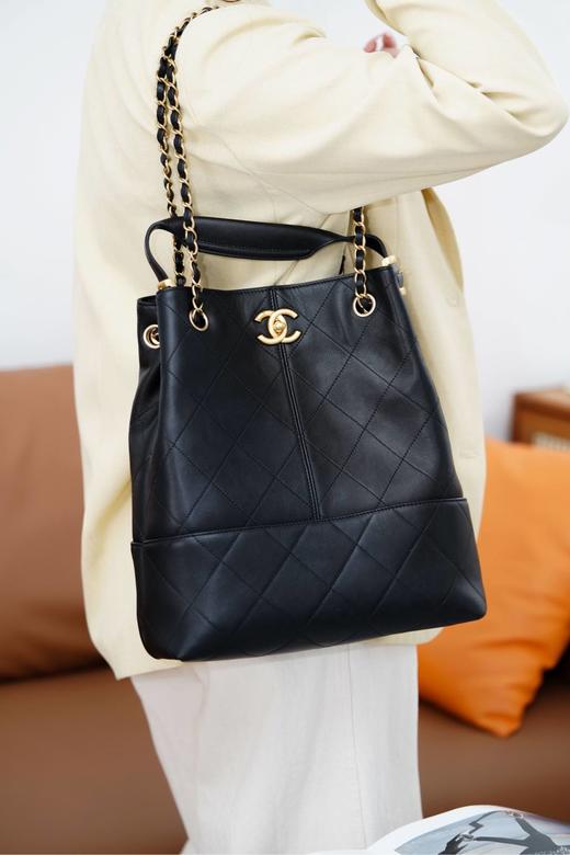 香奈儿 高级手工坊 水桶包🖤  黑金  𝟐𝟓𝐀手工坊焦点爆款🔥经典与创新交织的杰作（LZ） 商品图6