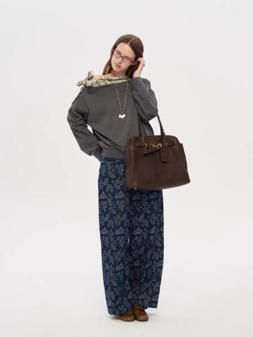 local tag/lt25awk08/ Flora 花影 印花丝巾领卫衣 商品图3