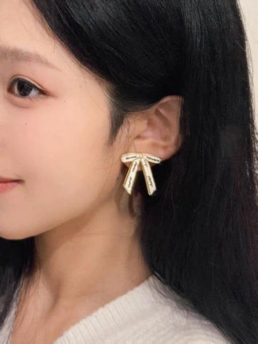 小香 黑字母白丝带蝴蝶结耳钉（XK） 商品图4
