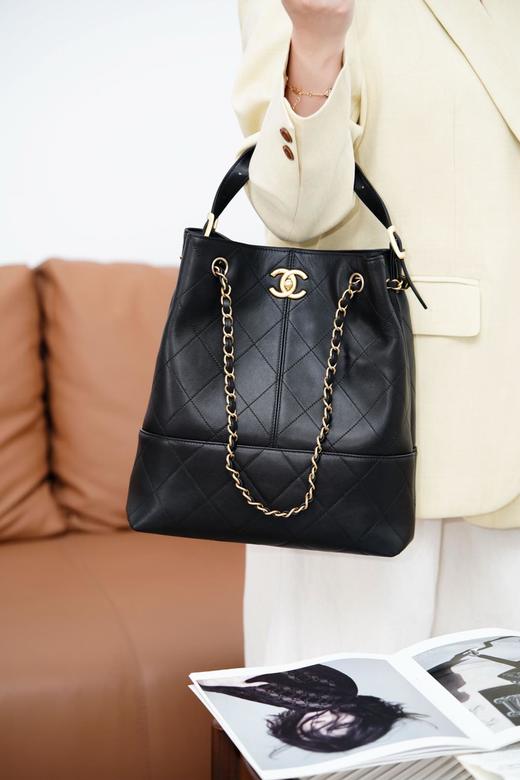 香奈儿 高级手工坊 水桶包🖤  黑金  𝟐𝟓𝐀手工坊焦点爆款🔥经典与创新交织的杰作（LZ） 商品图5