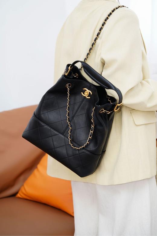 香奈儿 高级手工坊 水桶包🖤  黑金  𝟐𝟓𝐀手工坊焦点爆款🔥经典与创新交织的杰作（LZ） 商品图1