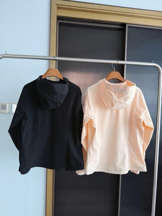 点此购买 凯乐石春秋季女士M8连帽软壳冲锋衣 bk 329484 商品图1