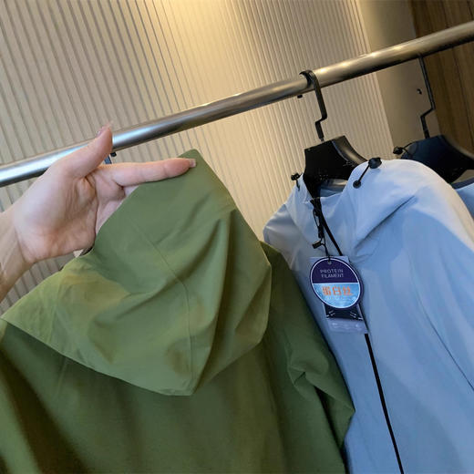 户外猛货!线下3K+!2025防风防水抗撕裂秋冬新款休闲冲锋连帽夹克外套男款！ 商品图1