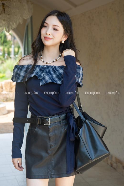 【门店同款】ENJOY秋季“浮光织影”格纹一字领上衣 165800225 商品图1