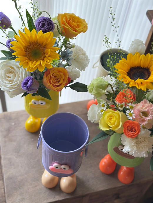 教师节多巴胺小花桶  带透明手提袋 下单三个可选配送到家 只限一个收货地址  下单一个请选择到店自提
铁艺花桶也可当做笔筒  笔筒颜色太多 只能随机 请勿介意 ，我们会更具花桶的颜色搭配花材 商品图3