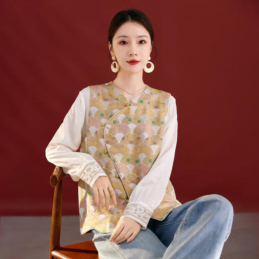 QS新中式秋季新款复古国风唐装圆领套头盘扣缎面提花马甲上衣女2761 商品图3