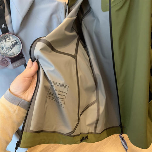 户外猛货!线下3K+!2025防风防水抗撕裂秋冬新款休闲冲锋连帽夹克外套男款！ 商品图2