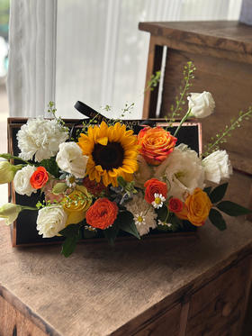 三角手提礼盒 两个色系可选 宽30厘米高17厘米 下单三盒可选择配送到家 只限一个收货地址 下单一盒请到店自提