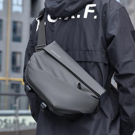 男士斜挎包高级感休闲胸包男简约百搭大容量上班通勤斜挎包