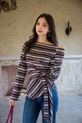 【门店同款】ENJOY秋季“浮光织影”条纹斜肩绑带上衣 165196574