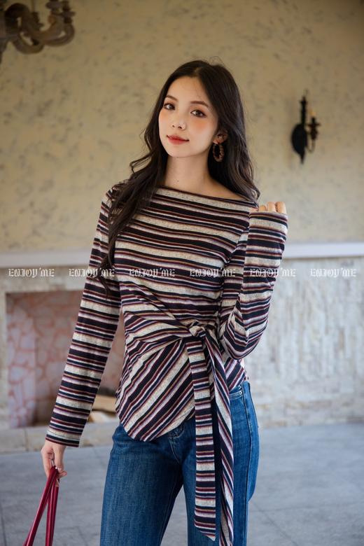 【门店同款】ENJOY秋季“浮光织影”条纹斜肩绑带上衣 165196574 商品图0