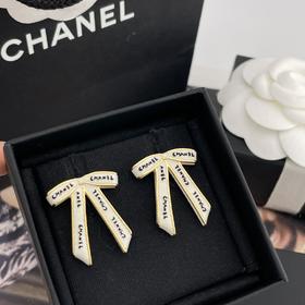 小香 黑字母白丝带蝴蝶结耳钉（XK）