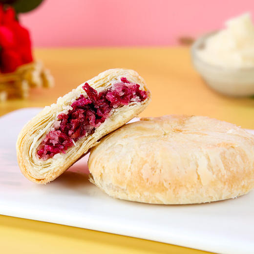 经典云南鲜花饼，5盒装（50块），精选玫瑰鲜花入馅，传统工艺制作，外皮层层酥松、内馅软糯清甜，花瓣清晰可见，花香浓郁、甜而不腻，独立小包装，外出游玩、亲友小聚，干净又方便D 商品图4