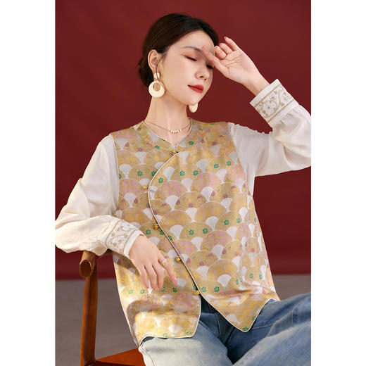 QS新中式秋季新款复古国风唐装圆领套头盘扣缎面提花马甲上衣女2761 商品图2