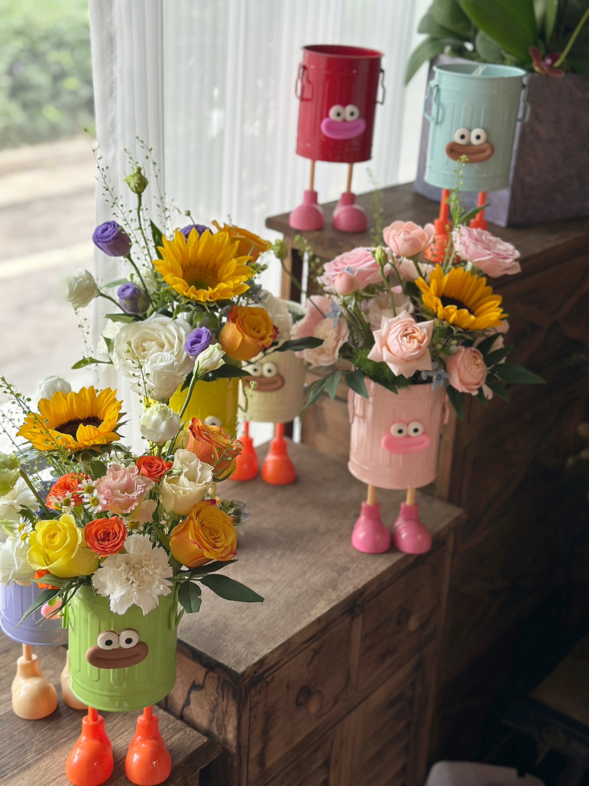 教师节多巴胺小花桶  带透明手提袋 下单三个可选配送到家 只限一个收货地址  下单一个请选择到店自提
铁艺花桶也可当做笔筒  笔筒颜色太多 只能随机 请勿介意 ，我们会更具花桶的颜色搭配花材