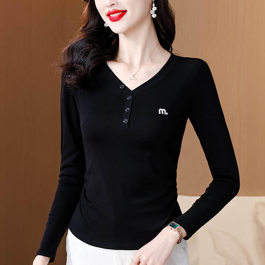 KQL 355H8105纯色V领刺绣长袖T恤时尚修身显瘦上衣 商品图1