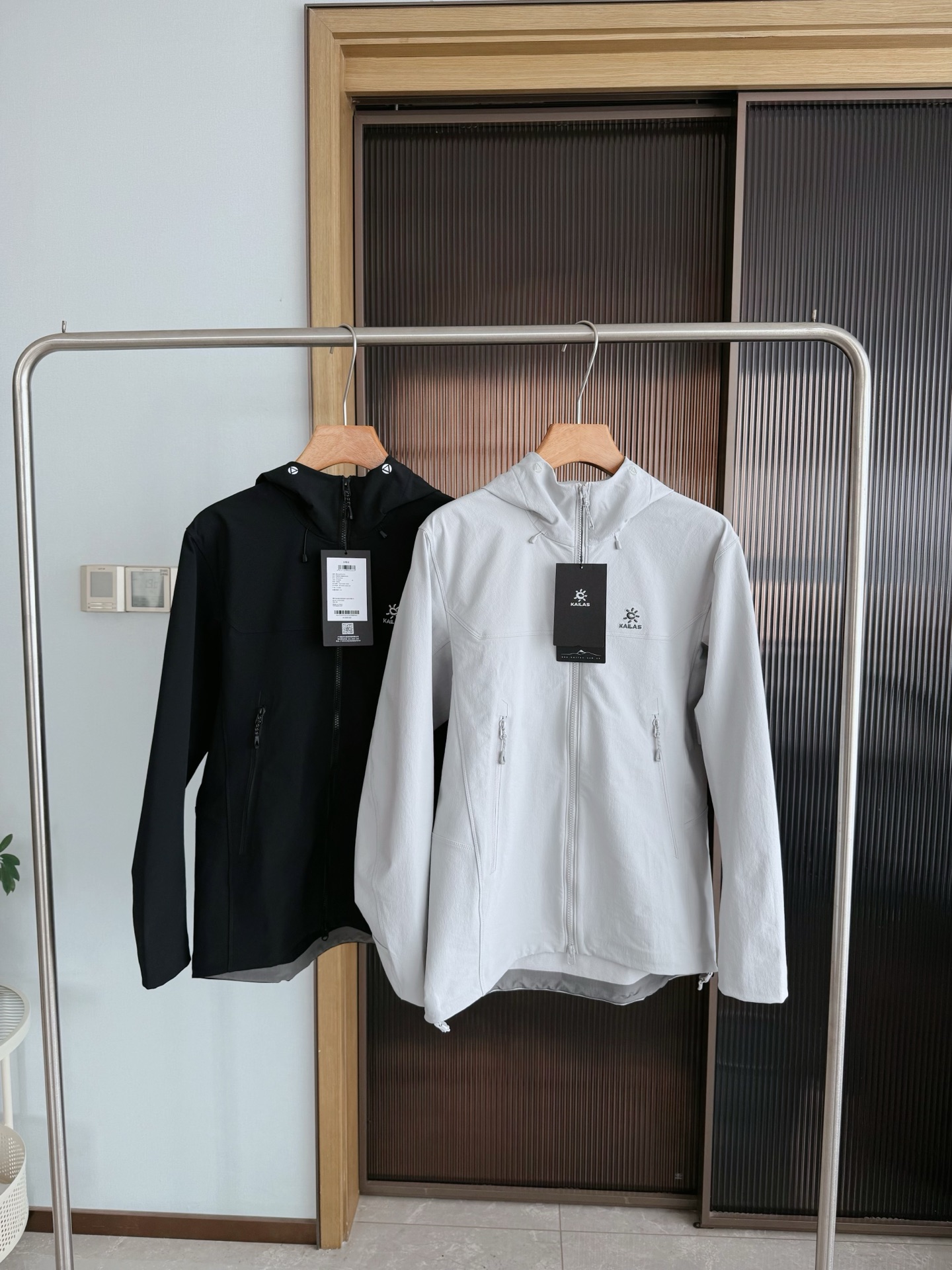 点此购买 凯乐石春秋季男士M8连帽软壳冲锋衣 bk 329471