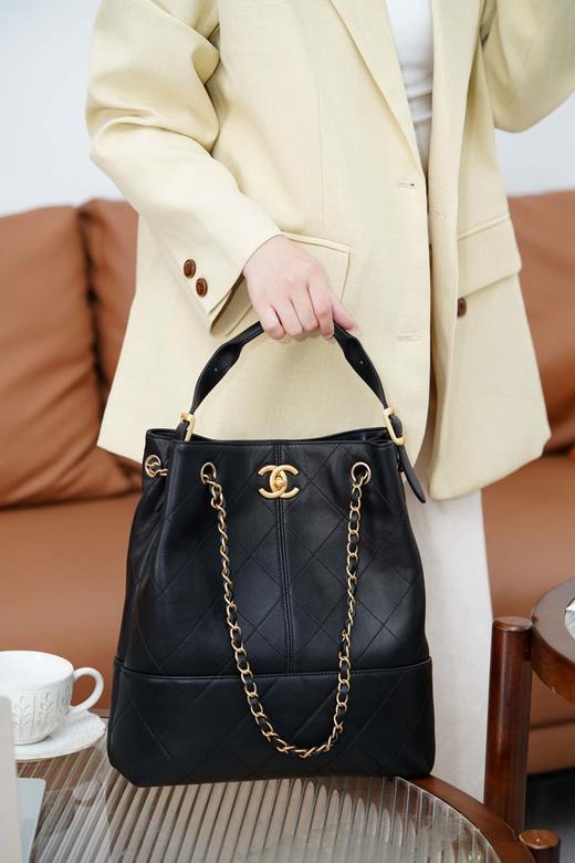 香奈儿 高级手工坊 水桶包🖤  黑金  𝟐𝟓𝐀手工坊焦点爆款🔥经典与创新交织的杰作（LZ） 商品图4