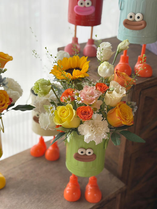 教师节多巴胺小花桶  带透明手提袋 下单三个可选配送到家 只限一个收货地址  下单一个请选择到店自提
铁艺花桶也可当做笔筒  笔筒颜色太多 只能随机 请勿介意 ，我们会更具花桶的颜色搭配花材 商品图2